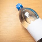 Água engarrafada pode conter microplásticos ligados ao câncer, aponta pesquisa