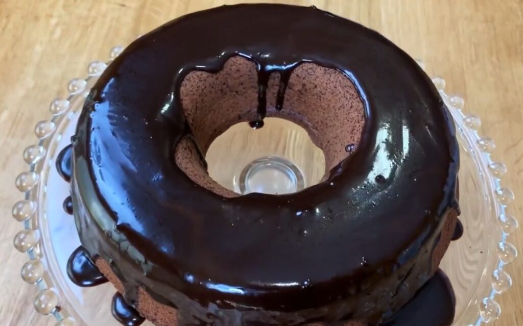 Bolo de chocolate fácil sem farinha de trigo, açúcar e manteiga - Delicioso, rápido e saudável