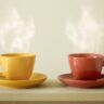 Beber café e chá muito quentes pode elevar risco de câncer; entenda