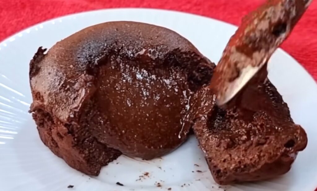 Petit Gateau fácil de 3 ingredientes! Bolinho de chocolate cremoso - Sem trigo e sem açúcar
