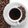 Café pode proteger pessoas contra batimentos cardíacos irregulares, diz estudo