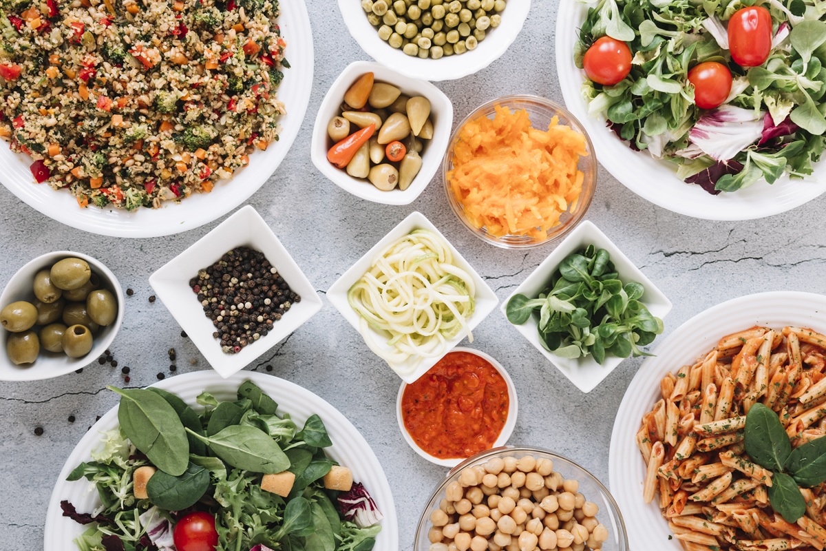 Dieta rica em frutas, verduras e grãos pode ser eficaz contra síndrome do intestino irritável, diz novo estudo; entenda