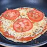 Pizza de frigideira fácil, leve, saudável e deliciosa - Pronta em minutos - Muito prática! Sem trigo