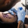 Tinta de tatuagem pode afetar defesa do corpo e resposta a vacinas, afirma estudo