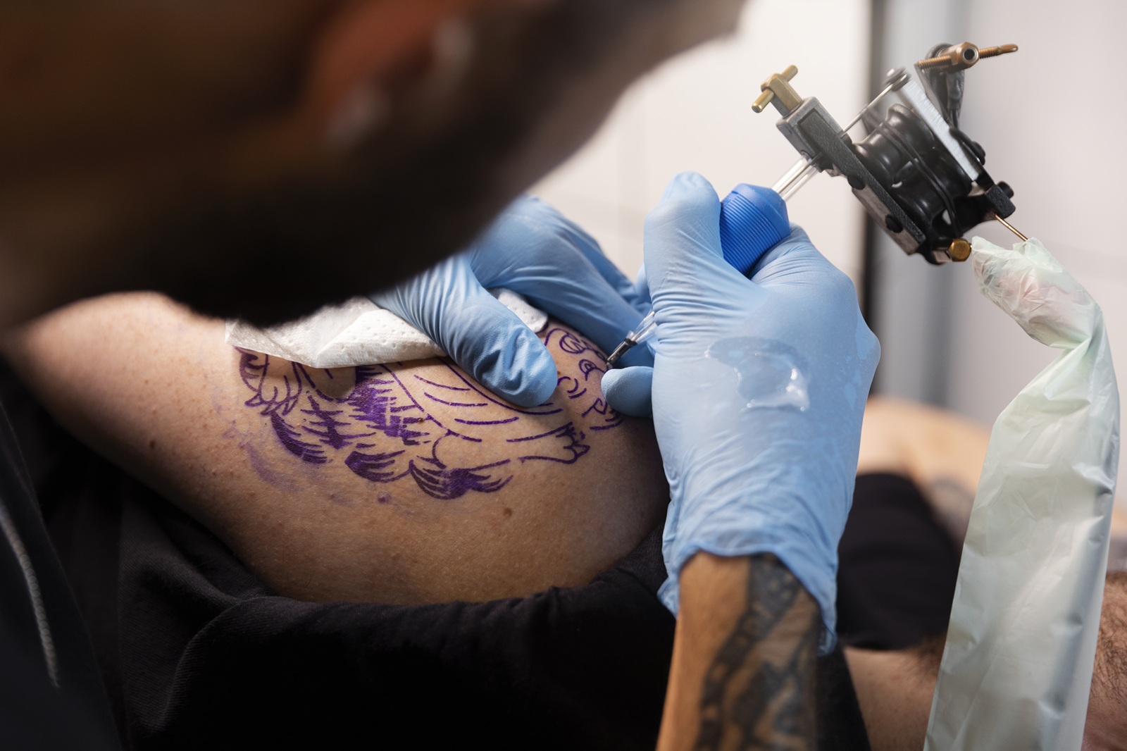 Tinta de tatuagem pode afetar defesa do corpo e resposta a vacinas, afirma estudo