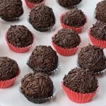 Só 3 ingredientes! Brigadeiro sem açúcar, leite e manteiga - Fácil, rápido e delicioso Só 3 ingredientes! Brigadeiro sem açúcar, leite e manteiga - Fácil, rápido e delicioso