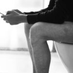 Usar celular no banheiro aumenta em 46% o risco de hemorroidas, diz estudo Usar celular no banheiro aumenta em 46% o risco de hemorroidas, diz estudo