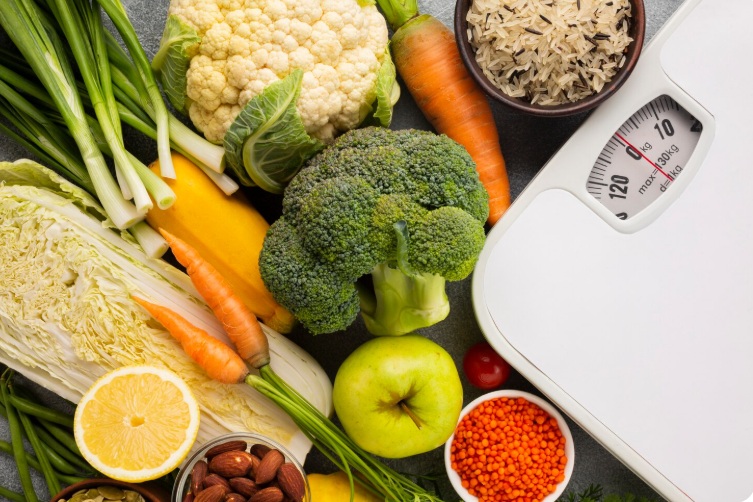 Pesquisas indicam que jejum e dietas restritivas têm efeitos semelhantes