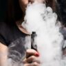 Buscas por 'vape' e 'rouquidão' crescem e acendem alerta para saúde vocal no uso de cigarros eletrônicos