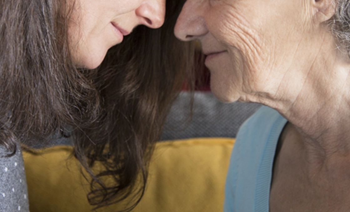 Jovem revela primeiros sinais de Alzheimer da mãe, diagnosticada aos 52: "Achei que era estresse"