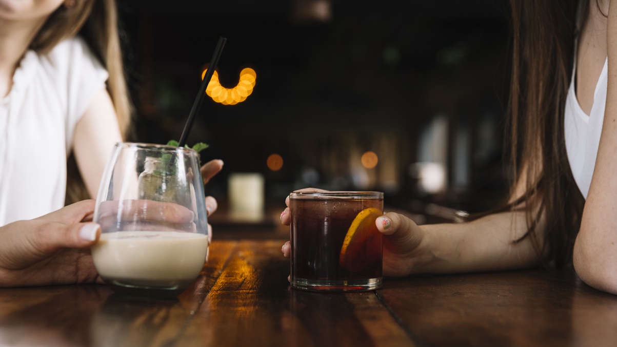 Beber muito num só dia pode ser mais perigoso para o fígado do que beber pouco todo dia, diz estudo