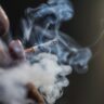 Parar de fumar desacelera a perda cognitiva mesmo na meia-idade