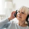 Ouvir música na terceira idade pode diminuir o risco de demência, mostra estudo