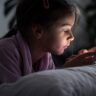 Estudo afirma que efeito de usar telas antes de dormir não é ruim para todos; entenda
