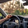 Conversas no volante podem atrasar movimentos oculares, essenciais para dirigir com segurança, aponta estudo