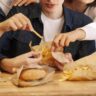 Excesso de ultraprocessados pode afetar fome e saciedade em jovens