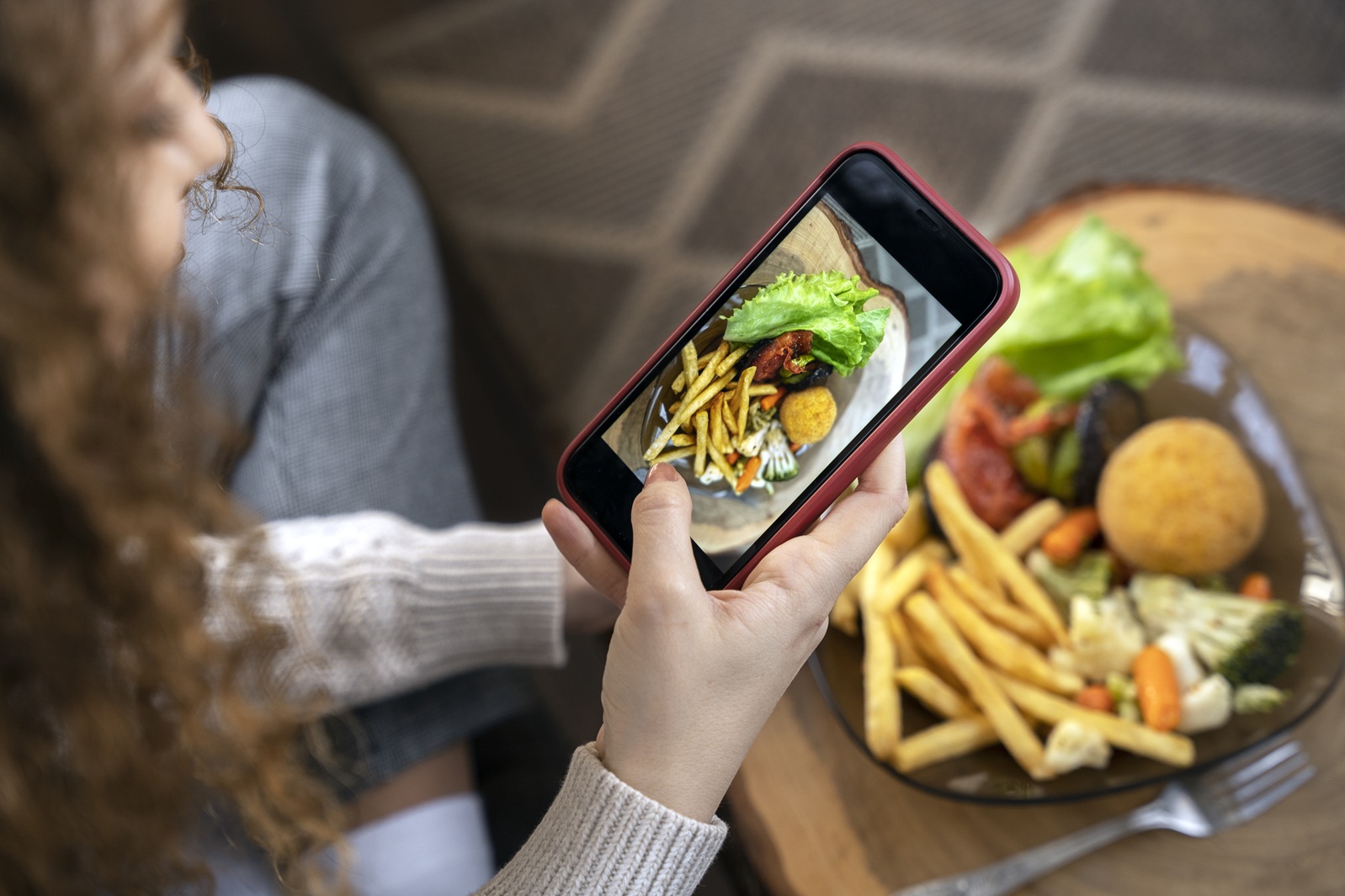 Ver vídeos de comida gordurosa pode influenciar escolhas saudáveis 