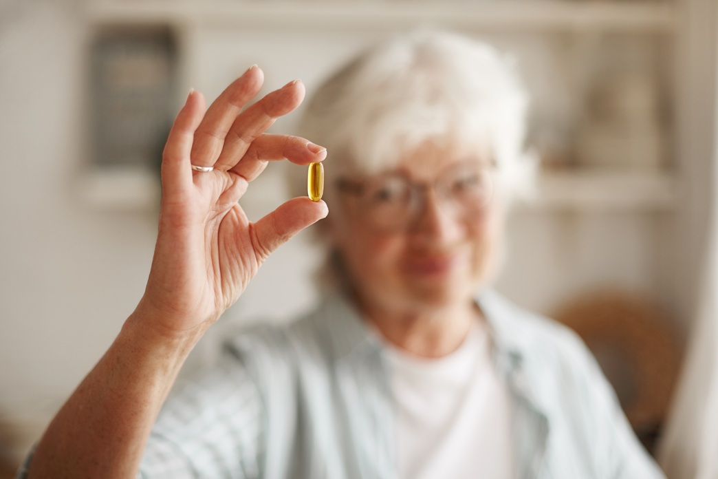 Suplementos de vitamina D nem sempre ajudam a evitar quedas em idosos; entenda 