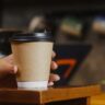 Cafés 'para viagem' podem conter milhares de fragmentos de microplástico, alerta estudo