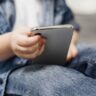 Ter celular aos 12 anos aumenta risco de obesidade, depressão e de dormir pouco, aponta estudo