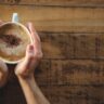 Até 5 xícaras de café por dia podem reduzir riscos de doença cardíaca