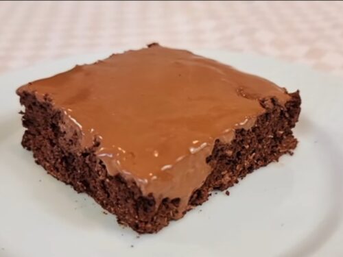 Bolo de chocolate low carb, sem farinha e sem leite - Fofinho, molhadinho, fácil e rápido