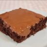 Bolo de chocolate low carb, sem farinha e sem leite - Fofinho, molhadinho, fácil e rápido