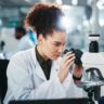 Bactéria descoberta presa no gelo há 5 mil anos resiste a 10 antibióticos e acende alerta científico