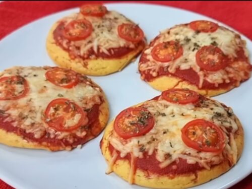 Mini pizza deliciosa com poucos carboidratos - Rica em fibras, proteínas, fácil e rápida