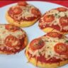 Mini pizza deliciosa com poucos carboidratos - Rica em fibras, proteínas, fácil e rápida