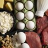 Comer menos proteína retarda o envelhecimento, aponta estudo amplo