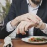 Jantar depois das 21h eleva em até 150% o risco de problemas no intestino, aponta estudo