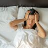 Dormir picado e compensar o sono durante o dia prejudica o cérebro
