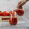 Beber suco de tomate e soja diariamente pode ajudar a reduzir a inflamação crônica, indica pesquisa
