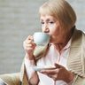Consumo excessivo de café pode enfraquecer os ossos de mulheres idosas