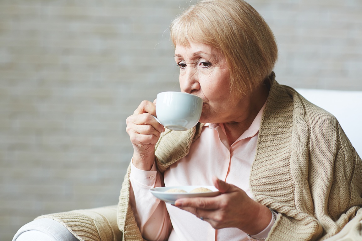 Consumo excessivo de café pode enfraquecer os ossos de mulheres idosas