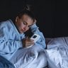 Checar o celular assim que acorda indica traços de personalidade e hábito pode impactar o cérebro; entenda