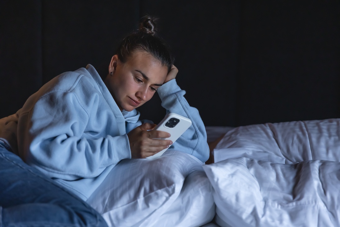Checar o celular assim que acorda indica traços de personalidade e hábito pode impactar o cérebro; entenda