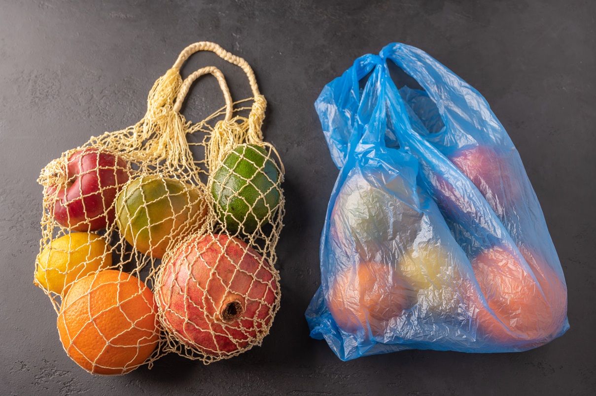 Evitar contato de plástico com alimentos reduz químicos no corpo em 7 dias
