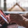 Idosos que usam mídias digitais têm menor declínio cognitivo, aponta análise com mais de 50 estudos; entenda 