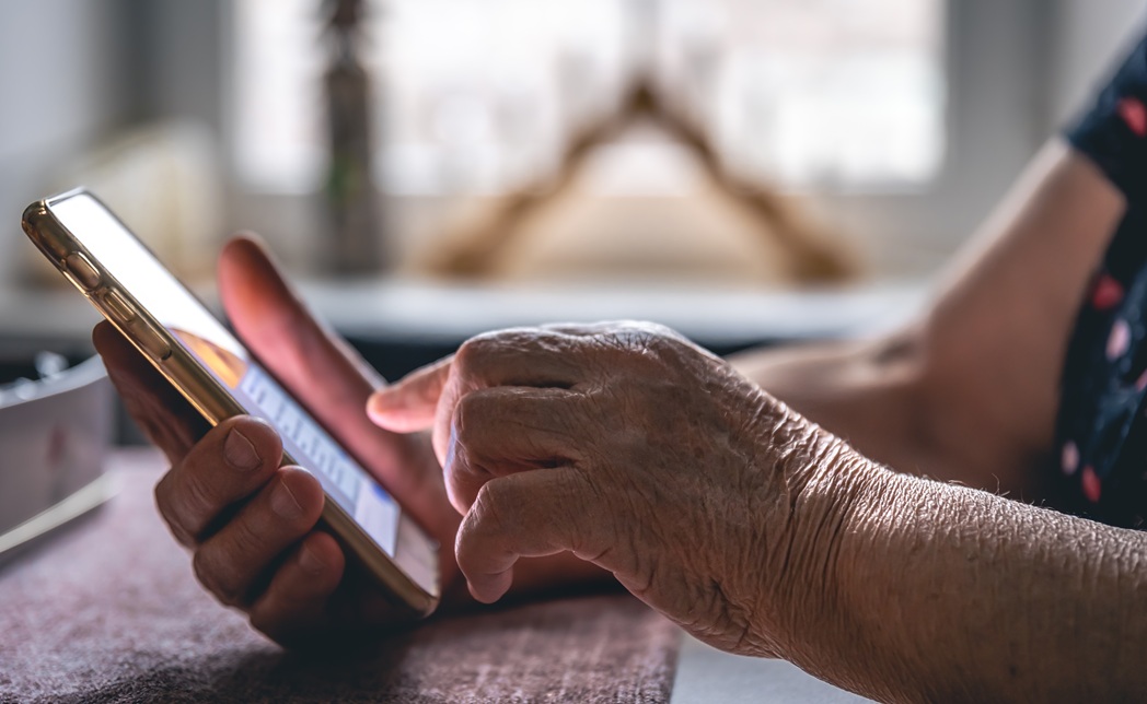 Idosos que usam mídias digitais têm menor declínio cognitivo, aponta análise com mais de 50 estudos; entenda 
