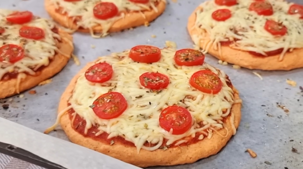Mini pizza deliciosa, sem farinha e poucos carboidratos - Muitas fibras e proteínas, fácil e rápida
