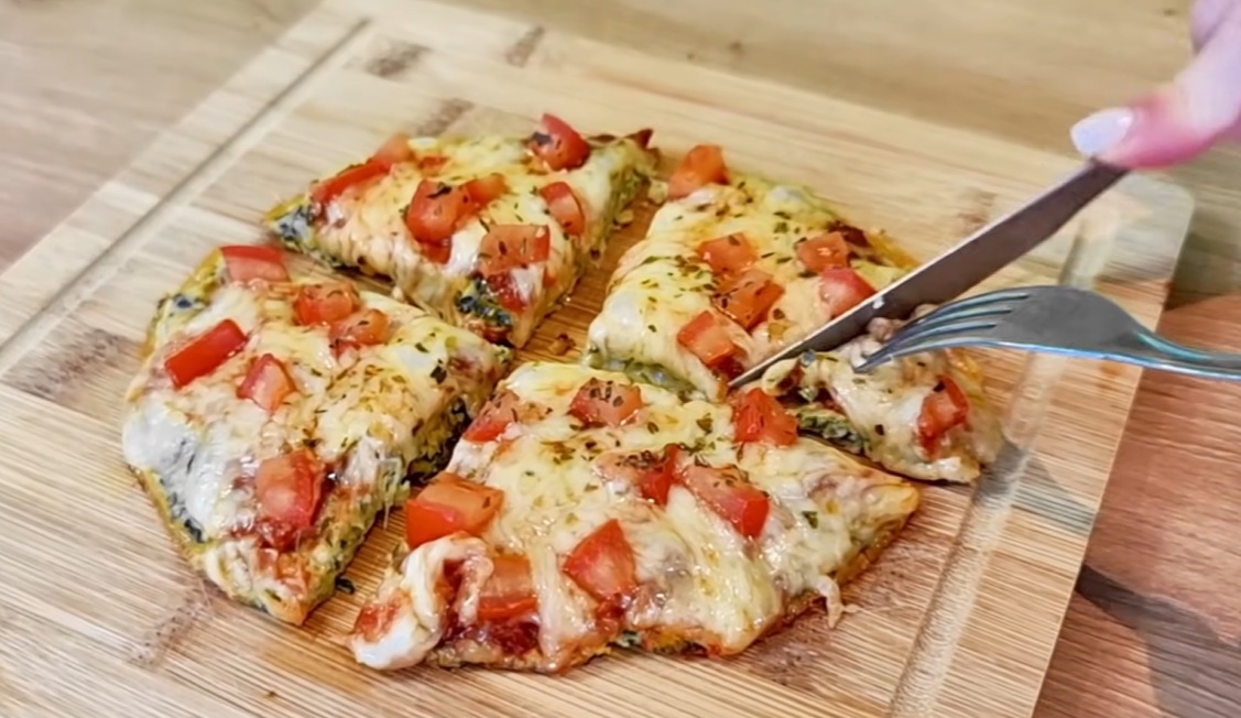 Pizza de frigideira low carb e zero glúten em minutos! Super saudável, fácil e deliciosa