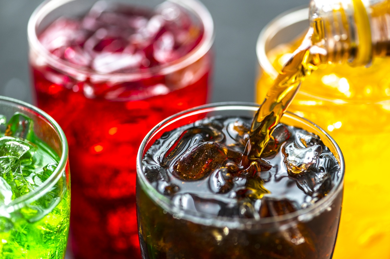 Bebidas açucaradas aumentam risco de demência; saiba mais